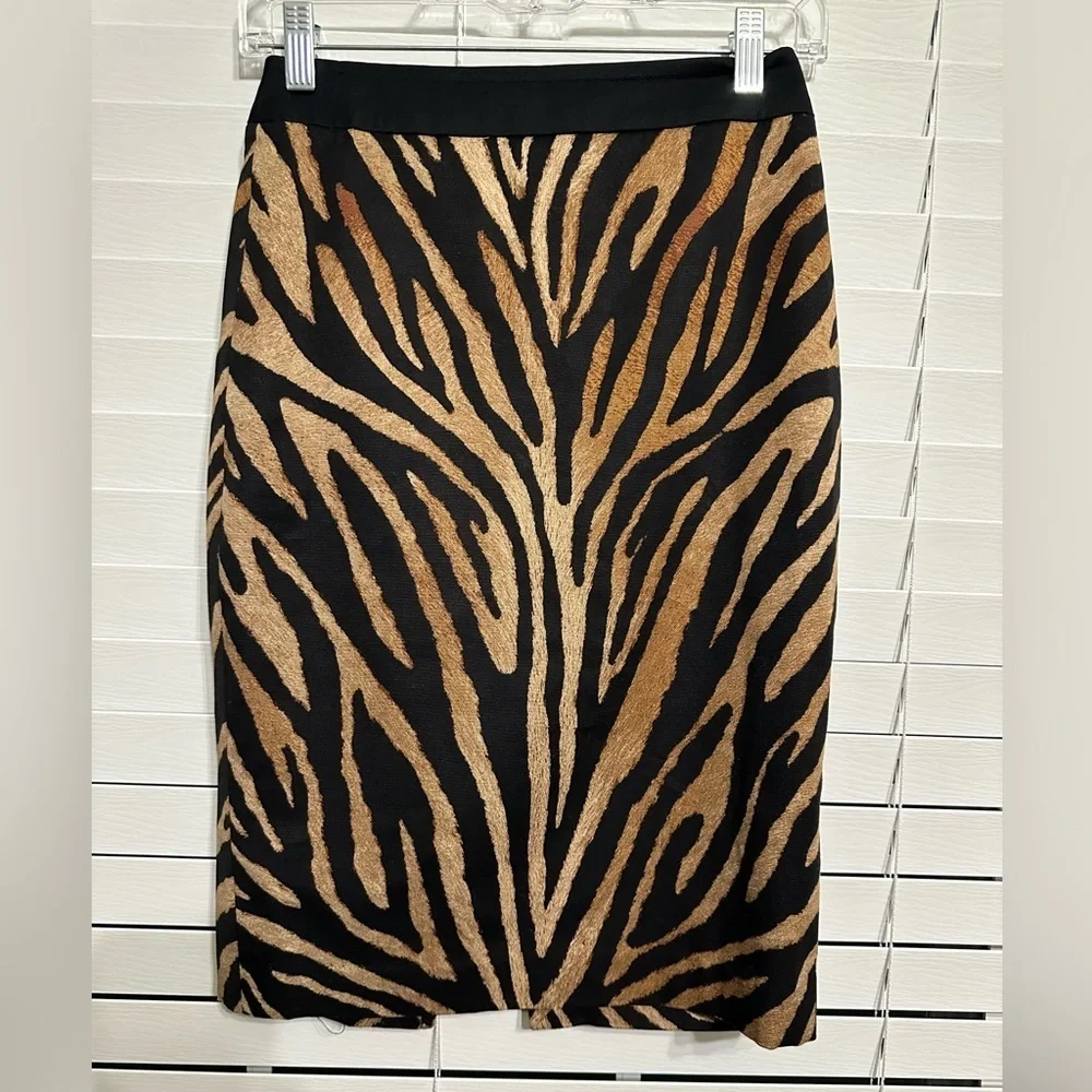 🛍️ White H Black M animal print skirt size O measurements posted.excellent.